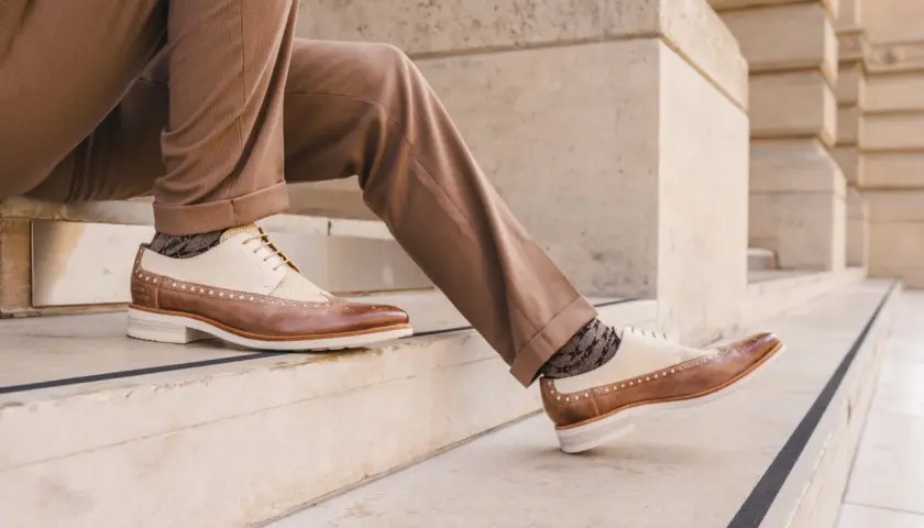 Stilvolle Herrenschuhe mit braunen und cremefarbenen Akzenten, perfekt für jeden Anlass.