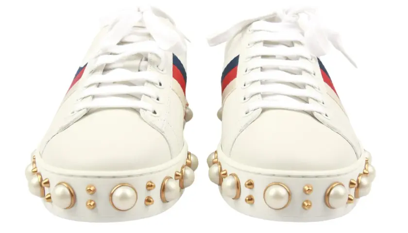 Weiße Gucci Sneaker mit Perlenbesatz und roten/blauen Streifen. Sie fallen größengerecht aus, perfekt für einen luxuriösen Look.