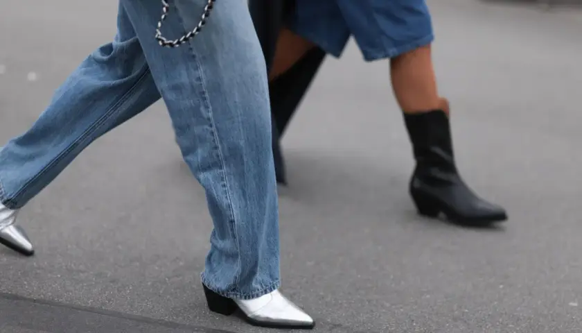 Silberne Westernstiefel und schwarze Stiefeletten zeigen, wie man Boots kombiniert.
