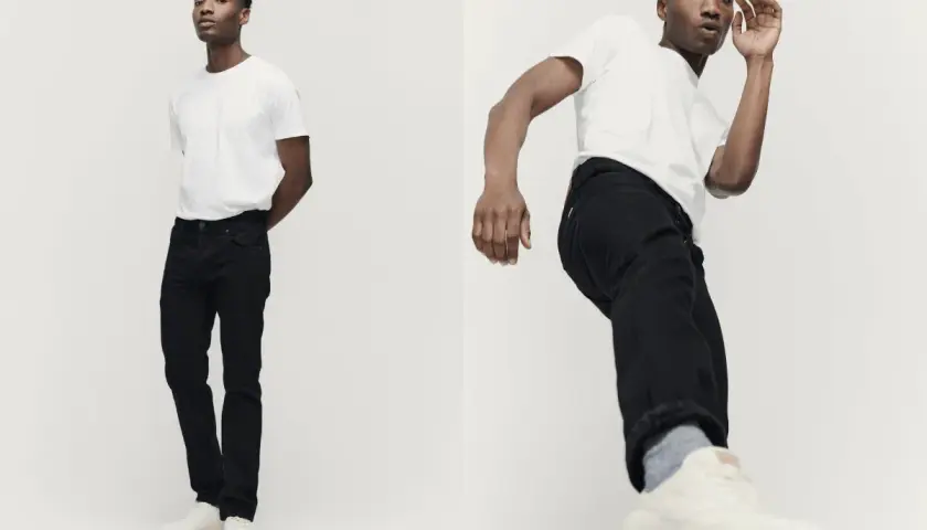 Mann in schwarzer Jeans und weißem T-Shirt, dazu weiße Sneaker. Perfekt für die Frage: welche Hose zu Sneaker Damen.