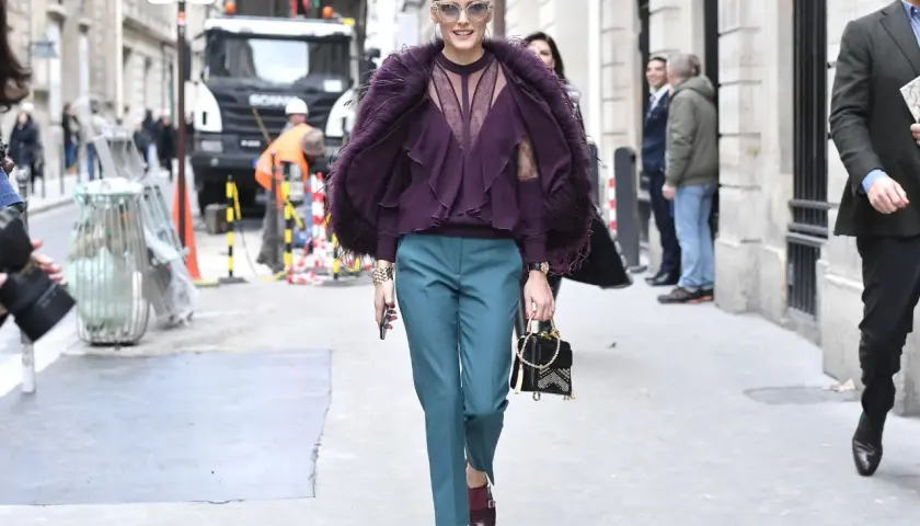 Chino Hose richtig tragen Damen: Olivia Palermo zeigt mit ihrer petrolfarbenen Hose und passendem Oberteil, wie elegant dieser Look sein kann.
