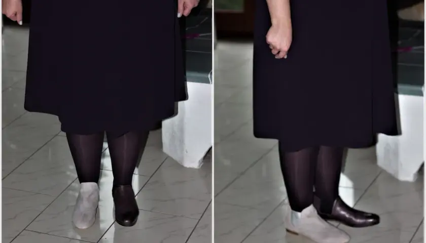 Welche Schuhe zum Kleid mit Strumpfhose? Hier werden graue und braune Stiefeletten zu einem dunklen Kleid und Strumpfhose gezeigt.