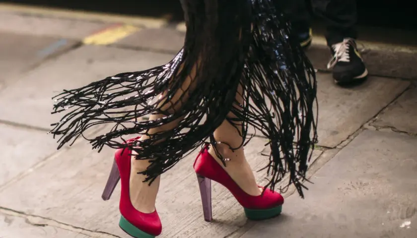 Bunte High Heels Arten mit Plateau und Fransenrock.