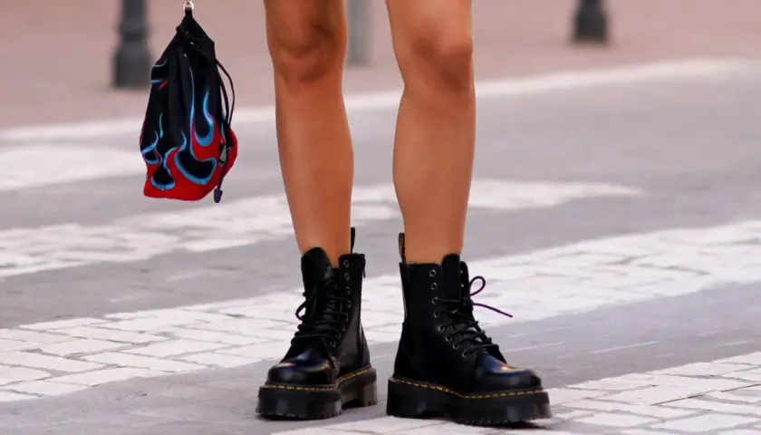 Schwarze Dr. Martens mit Schnürsenkeln und Plateau-Sohle, bereit zum Einlaufen, die Ferse wird sich anpassen.