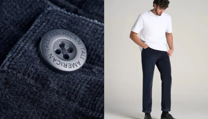 Ein Mann in dunkelblauer Cordhose und weißem T-Shirt. So kann man Cordhose kombinieren Herren für einen lässigen Look.