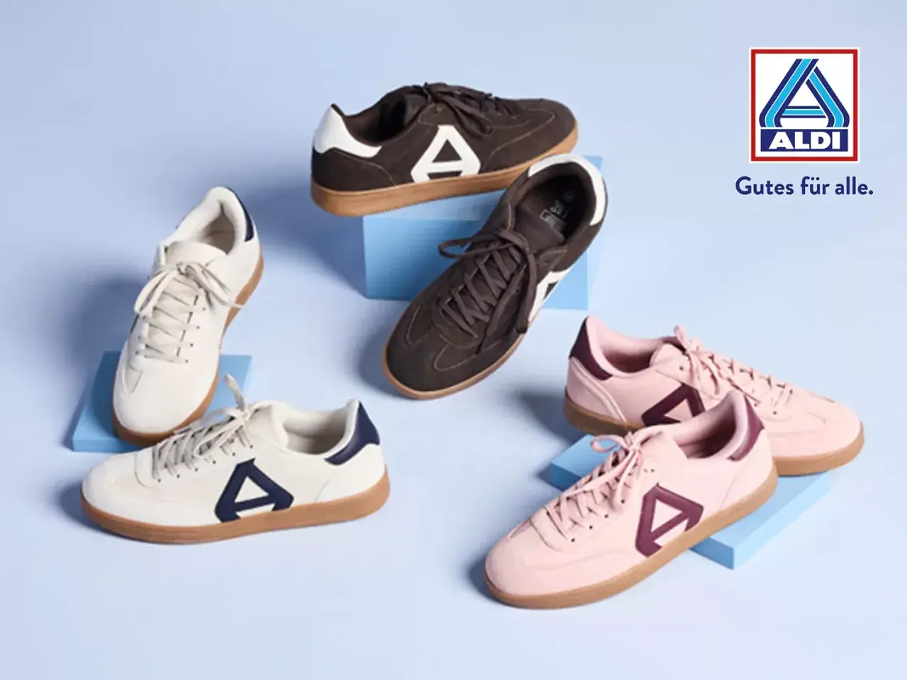 Sneaker Trend Damen: Weiße, braune und rosafarbene Retro-Sneaker mit Gummi-Sohle und markantem Logo.