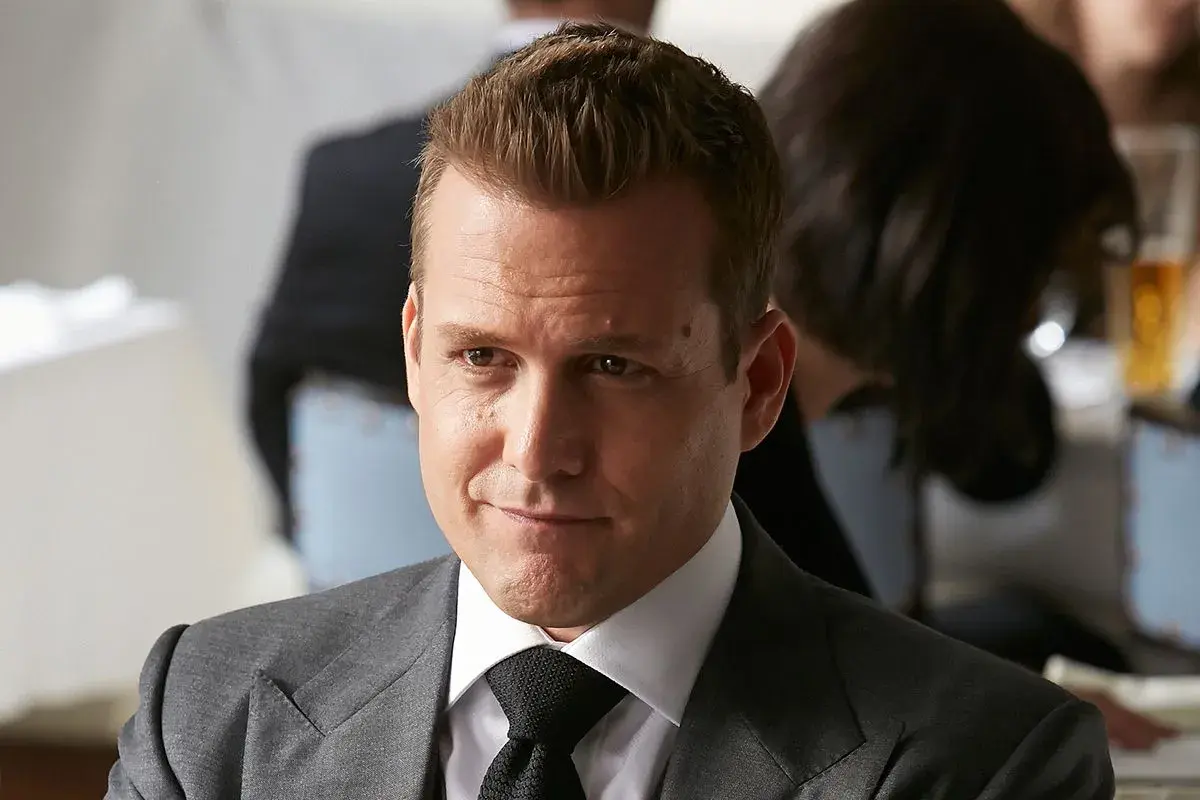 Harvey Specter im eleganten grauen Anzug, bereit für den nächsten Fall.