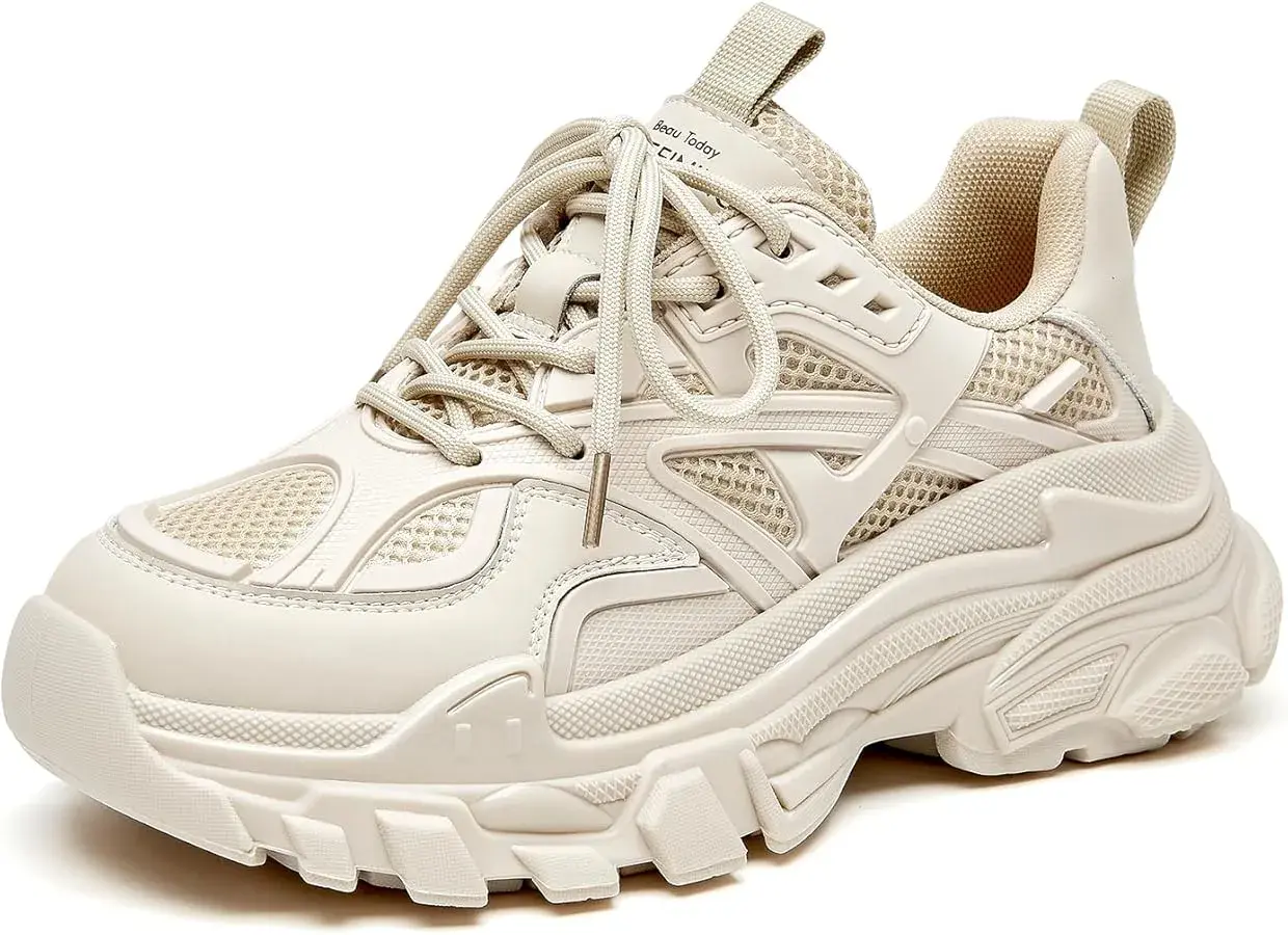 Beige chunky sneaker mit dicker Sohle und Schnürsenkeln. Diese Schuhe sind ein Trend, der zeigt, was sind chunky sneaker.