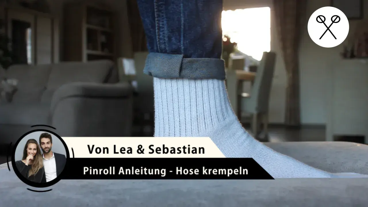 Lea & Sebastian zeigen, wie man die Hose nach innen krempelt für einen lässigen Look.
