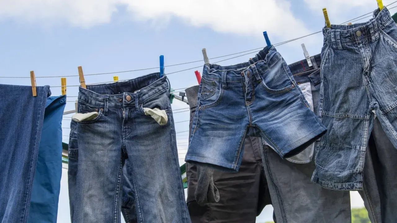 Jeans trocknen an der Leine, frisch gewaschen mit Jeans Waschmittel.