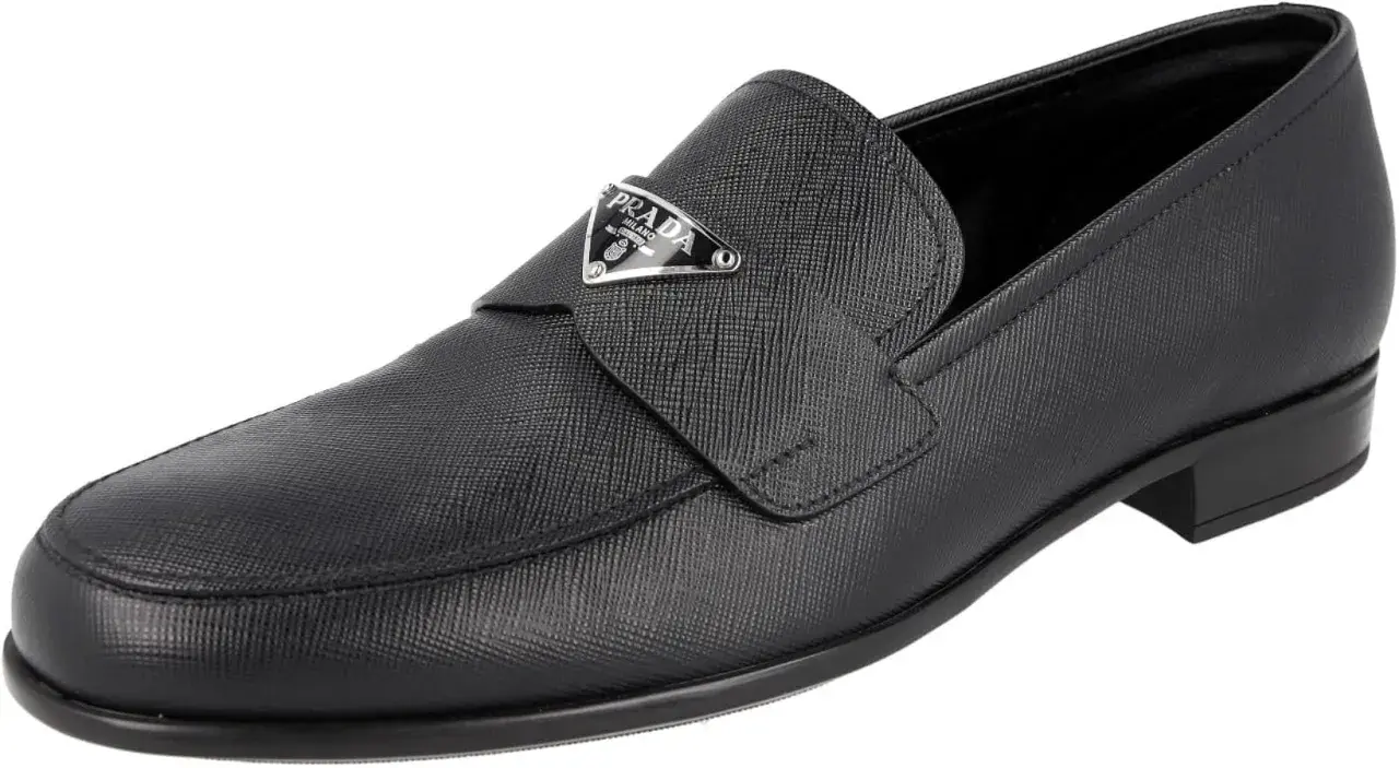Schwarzer Prada Loafer aus Saffianleder mit silbernem Logo-Dreieck. Die Passform ist eher schmal, wie bei vielen Prada Schuhen.