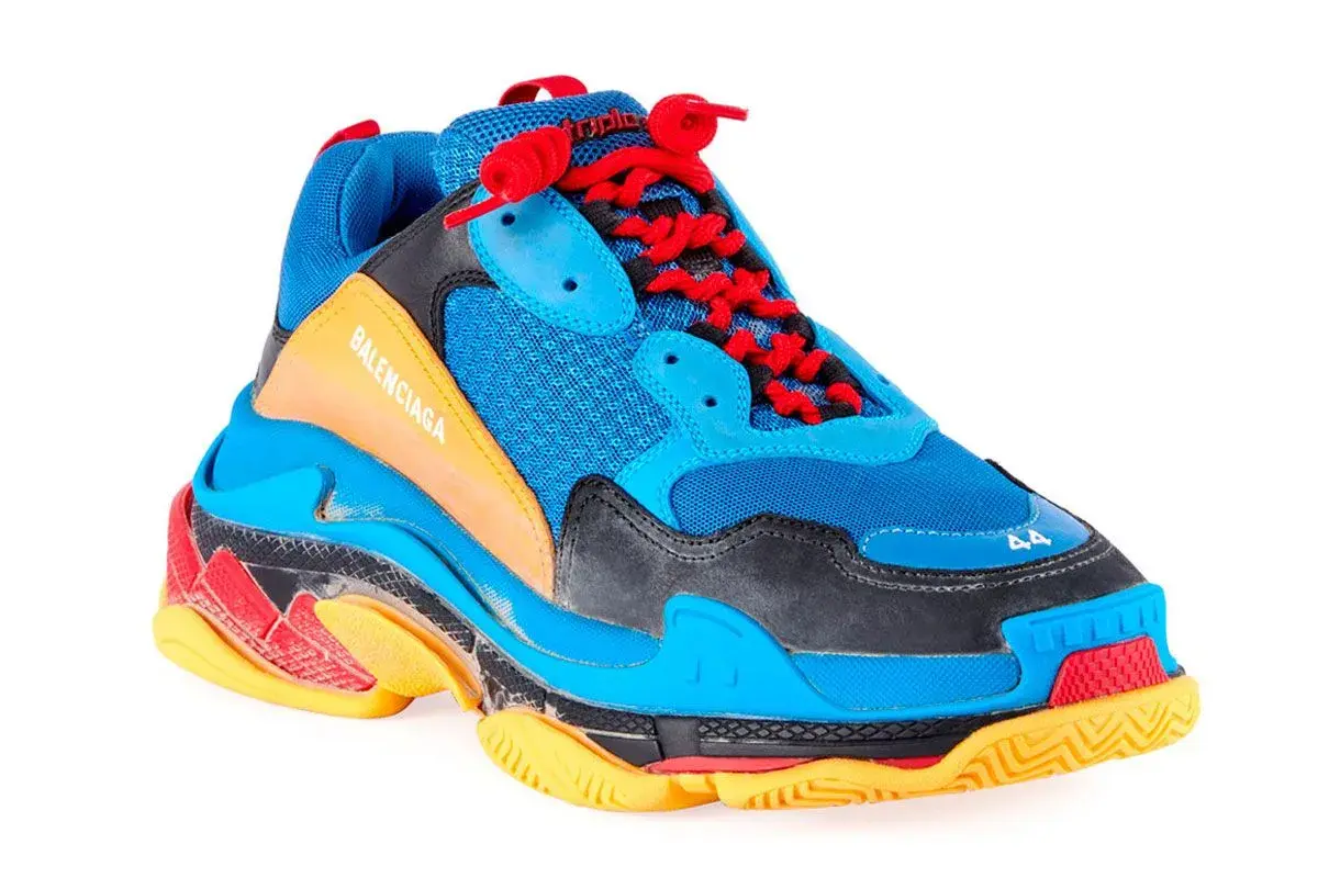 Bunter Balenciaga Triple S Sneaker mit auffälliger Sohle. Die Frage, wie fallen Balenciaga Triple S aus, wird hier nicht beantwortet, aber die Größe 44 ist sichtbar.