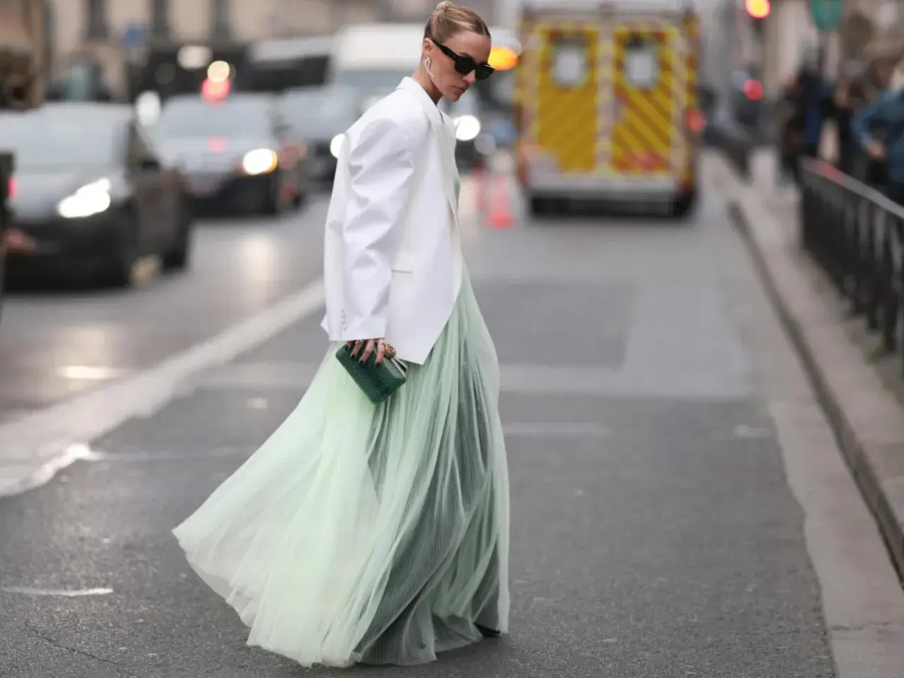 Ein langes Kleid mit Blazer kombinieren: fließender Tüllrock in Mintgrün trifft auf weißen Oversize-Blazer. Elegante Clutch in Smaragdgrün.