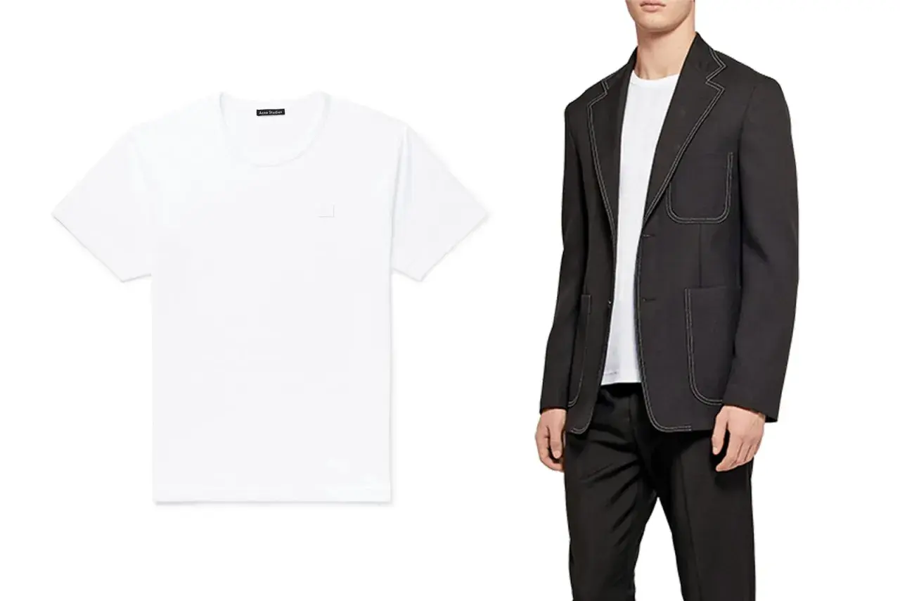Ein weißes hemd ohne kragen von Acne Studios liegt neben einem Mann im schwarzen Anzug.