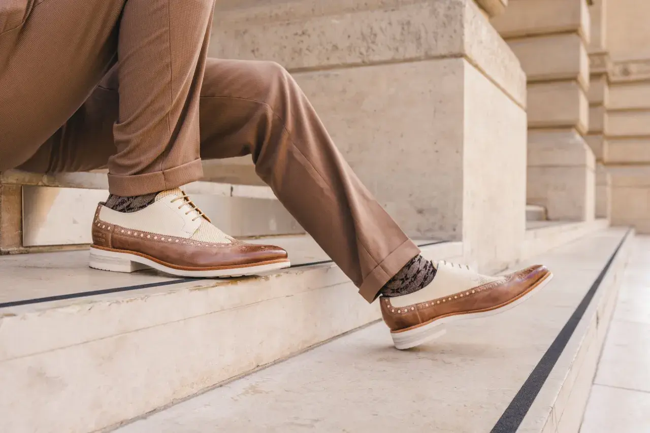 Stilvolle Herrenschuhe mit braunen und cremefarbenen Akzenten, perfekt für jeden Anlass.