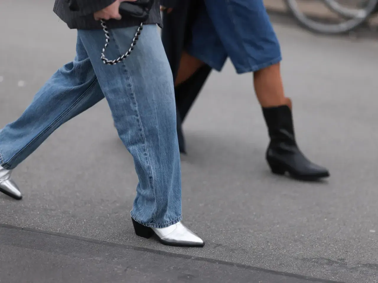 Silberne Westernstiefel und schwarze Stiefeletten zeigen, wie man Boots kombiniert.