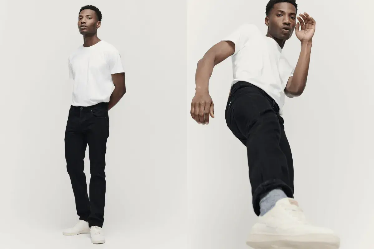 Mann in schwarzer Jeans und weißem T-Shirt, dazu weiße Sneaker. Perfekt für die Frage: welche Hose zu Sneaker Damen.