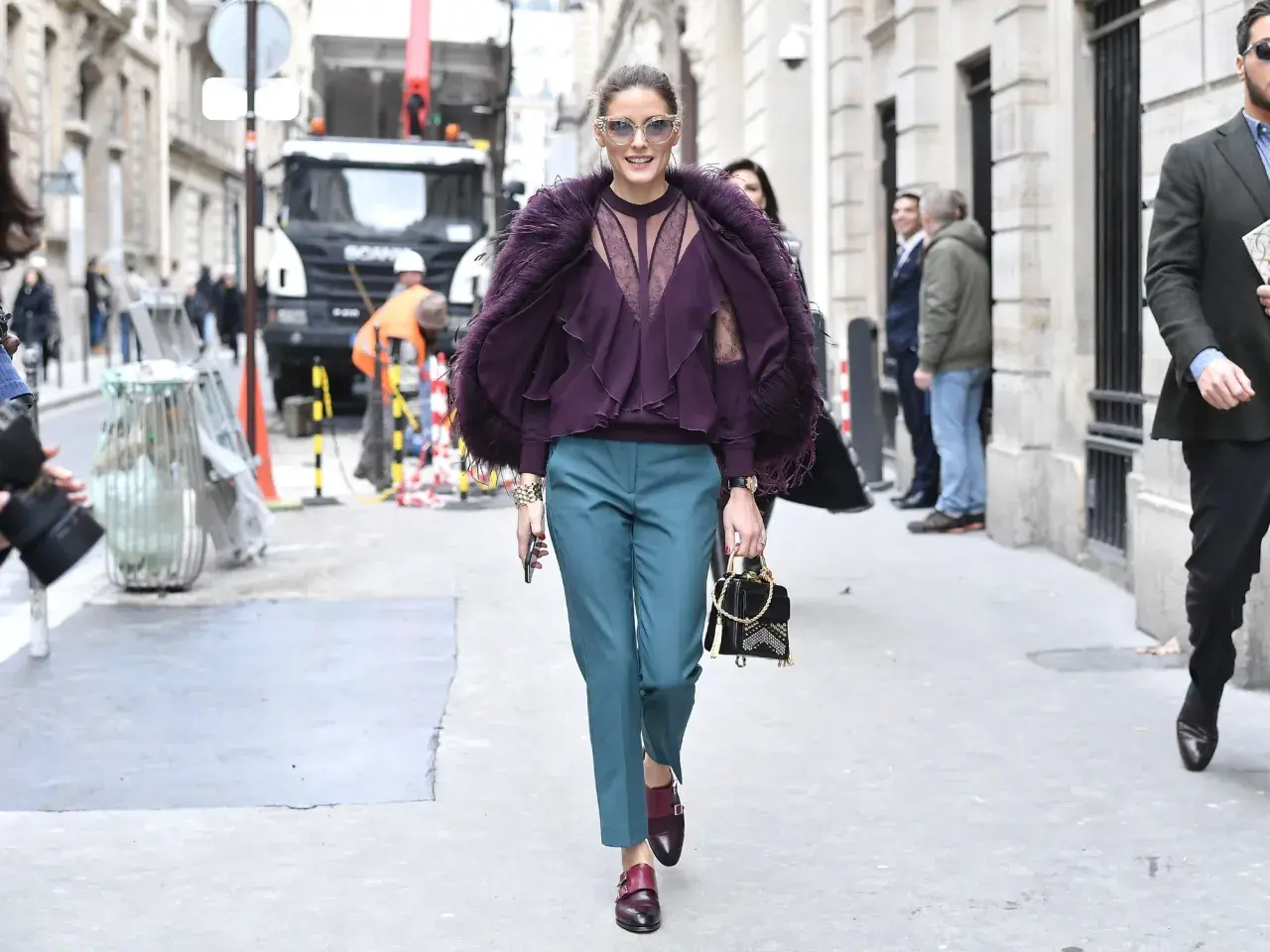 Chino Hose richtig tragen Damen: Olivia Palermo zeigt mit ihrer petrolfarbenen Hose und passendem Oberteil, wie elegant dieser Look sein kann.