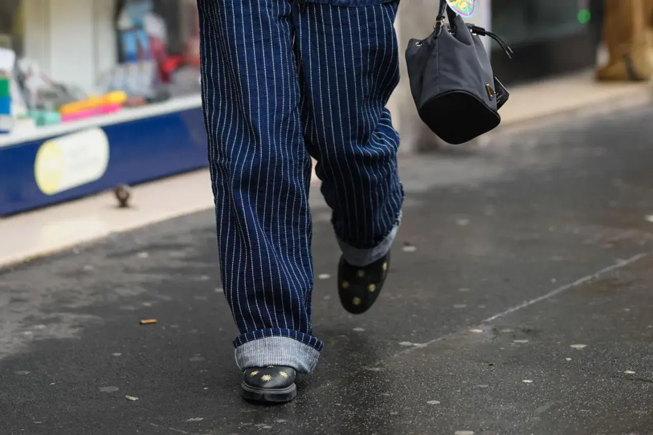 Moderne herren hosen mit umschlag, gestreift, mit Sternen-Schuhen und schwarzer Tasche.