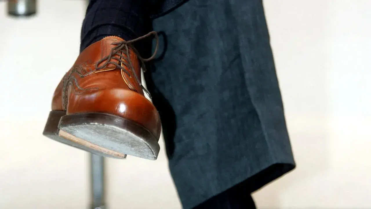 Dunkelblaue Socken passen gut zu diesen braunen Lederschuhen. Ein stilvoller Look für jeden Anlass.