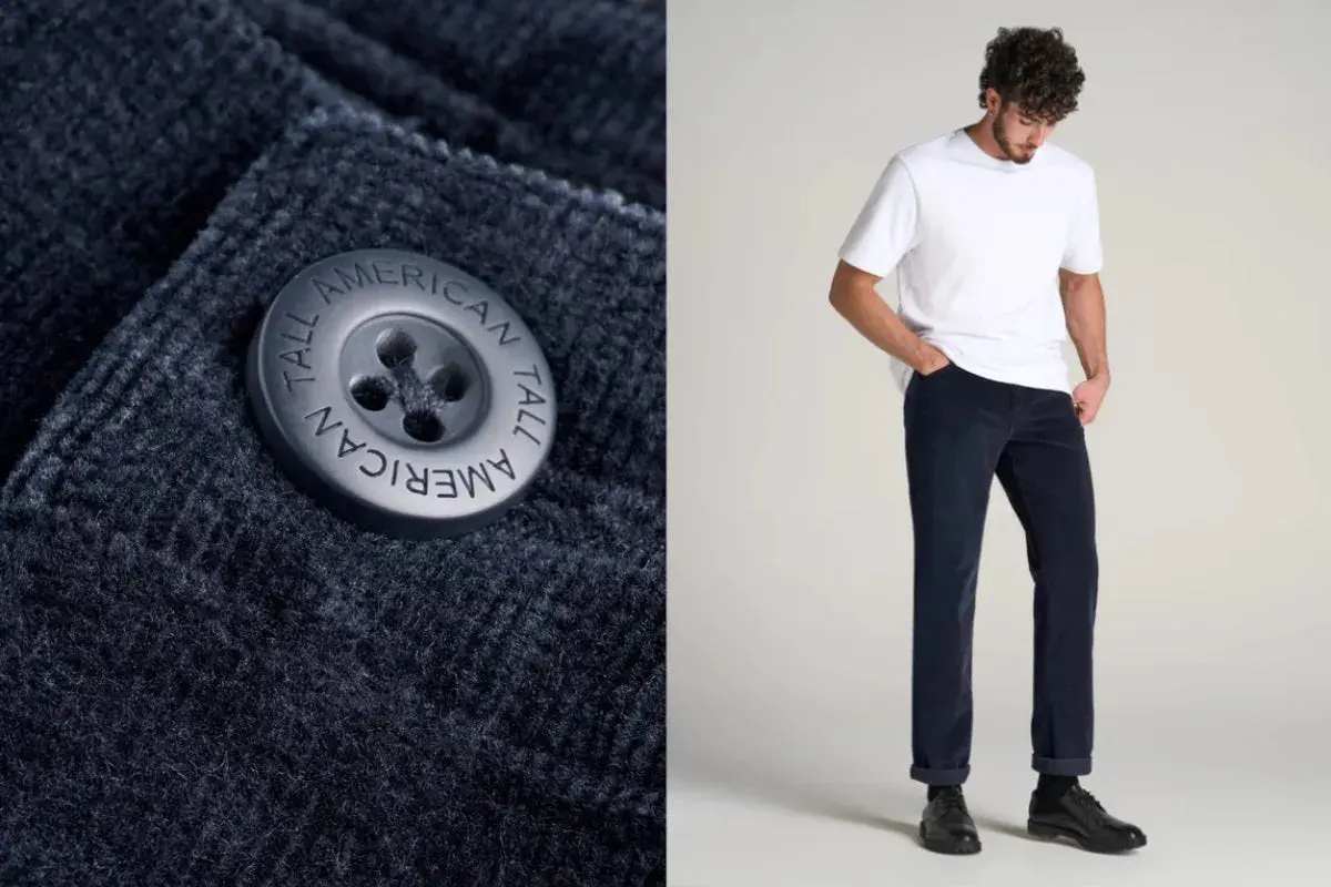Ein Mann in dunkelblauer Cordhose und weißem T-Shirt. So kann man Cordhose kombinieren Herren für einen lässigen Look.