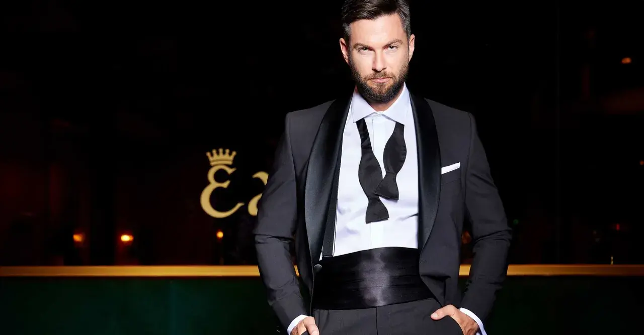Ein Mann in einem Smoking, der die Frage "was ist ein smoking" beantwortet. Klassisch, elegant und bereit für den roten Teppich.