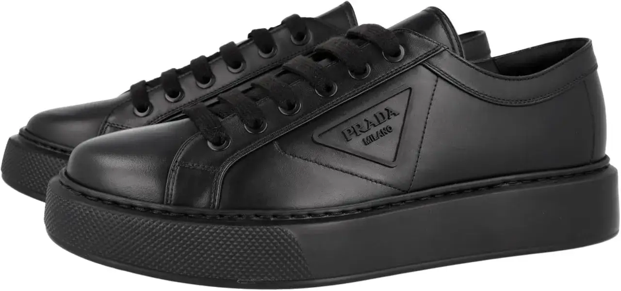 Schwarze Prada Sneaker mit Schn&uuml;rung und Plateau-Sohle. Das Prada Milano Logo ist dezent eingepr&auml;gt. Die Frage, wie fallen Prada Schuhe aus, l&auml;sst sich hier nicht beantworten.