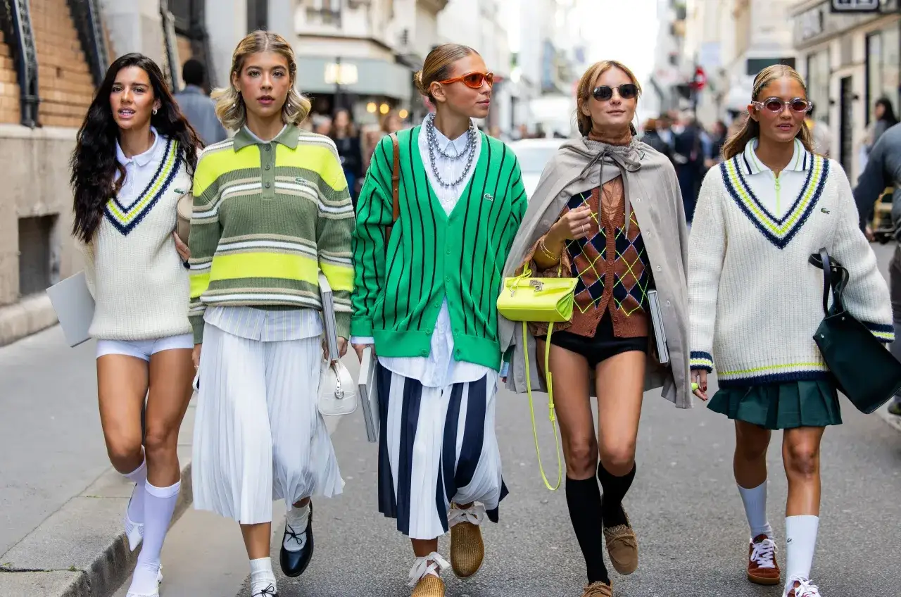 Fünf Frauen in sportlichen Outfits, die an einen