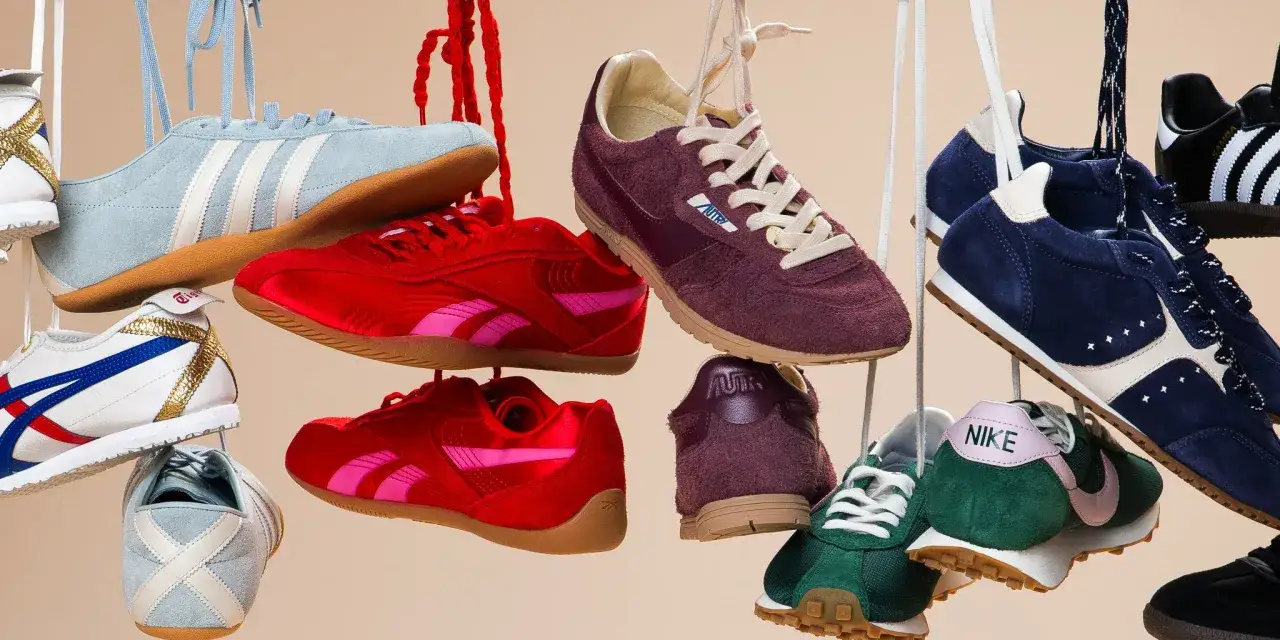 Eine bunte Auswahl an Sneaker-Marken wie Adidas, Reebok, Nike und Autry, die an Schnüren hängen.