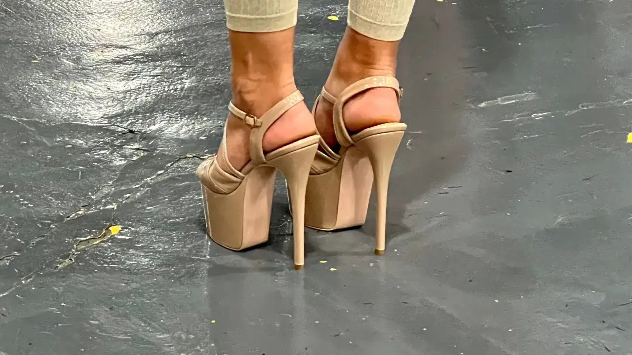 Beige Plateau-High-Heels mit Riemchen. Diese auffälligen High Heels Arten sind ein echter Hingucker.