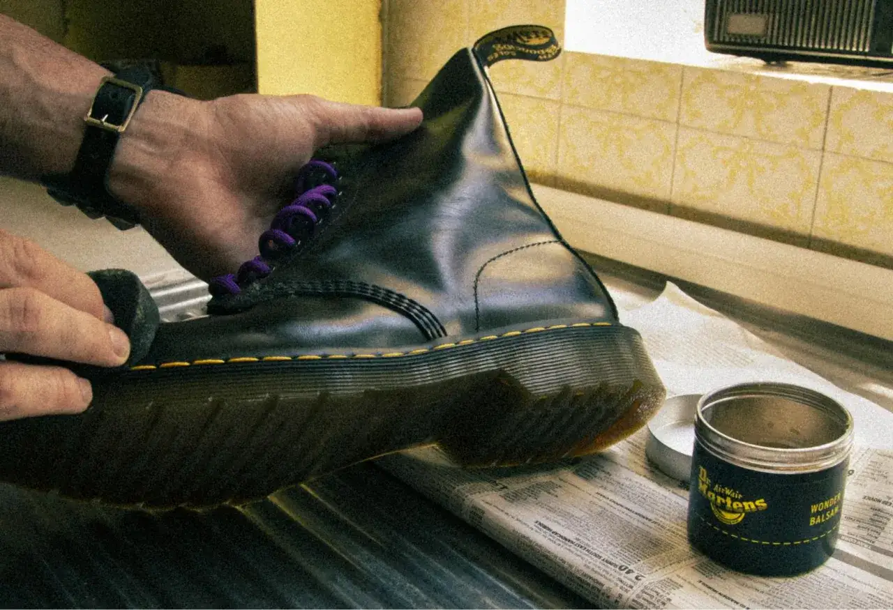 Dr. Martens einlaufen: Ferse wird mit Balsam gepflegt, um sie weicher zu machen.