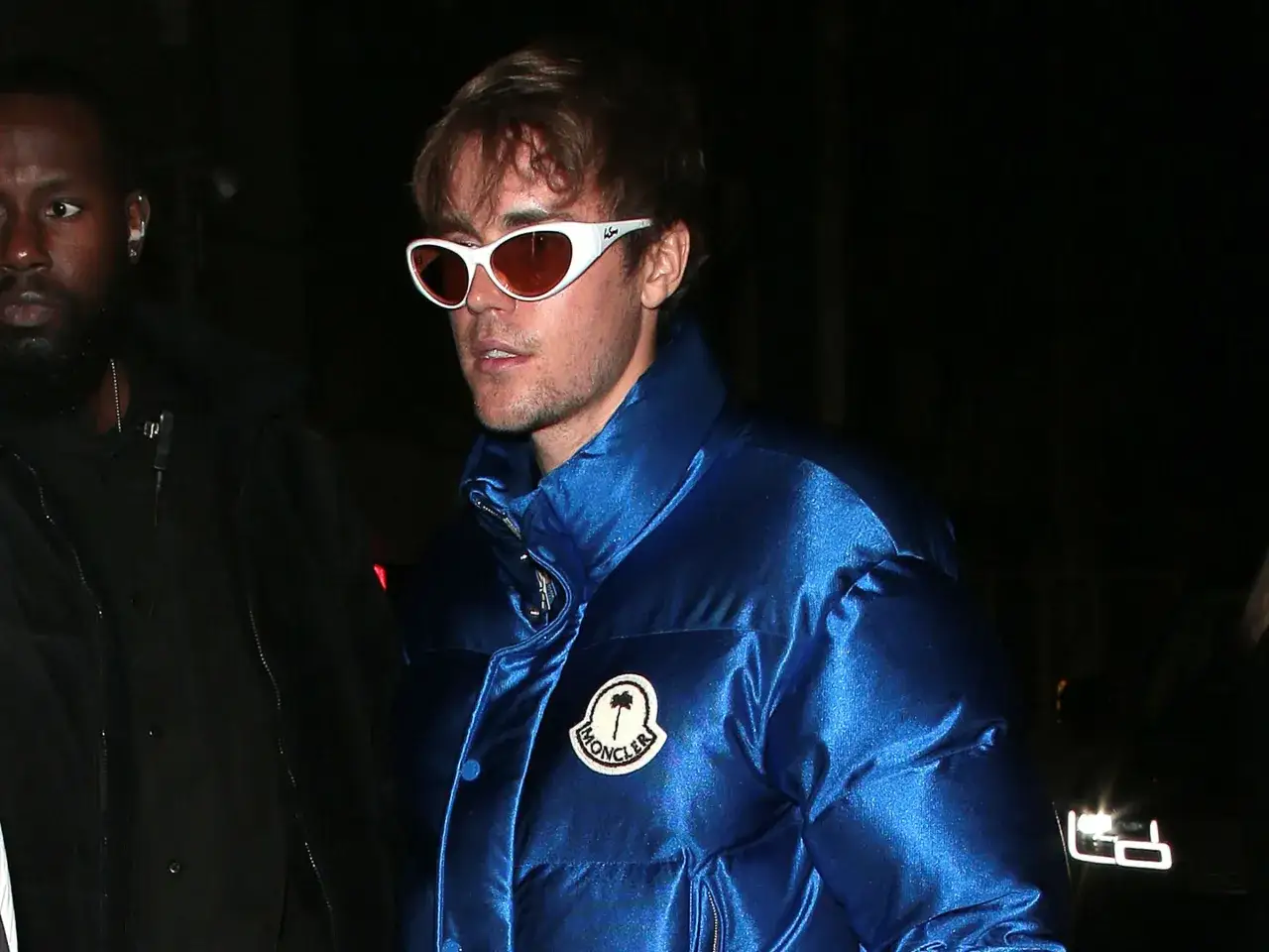 Justin Bieber tr&auml;gt eine blaue Moncler Jacke mit auff&auml;lligen wei&szlig;en Sonnenbrillen. Die Jacke sieht so frisch aus, als w&auml;re sie gerade gewaschen worden.