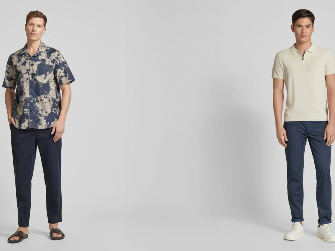 Zwei Männer präsentieren Outfits: links mit gemustertem Hemd und dunkelblauer chino kombinieren herren, rechts mit beige Poloshirt und dunkelblauer chino.