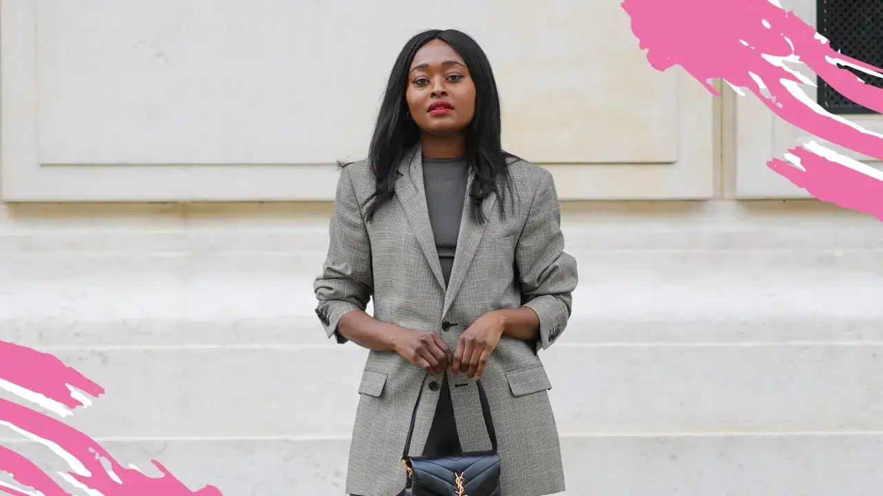 Frau in kariertem Blazer und schwarzer Tasche, ein Beispiel für smart business casual.