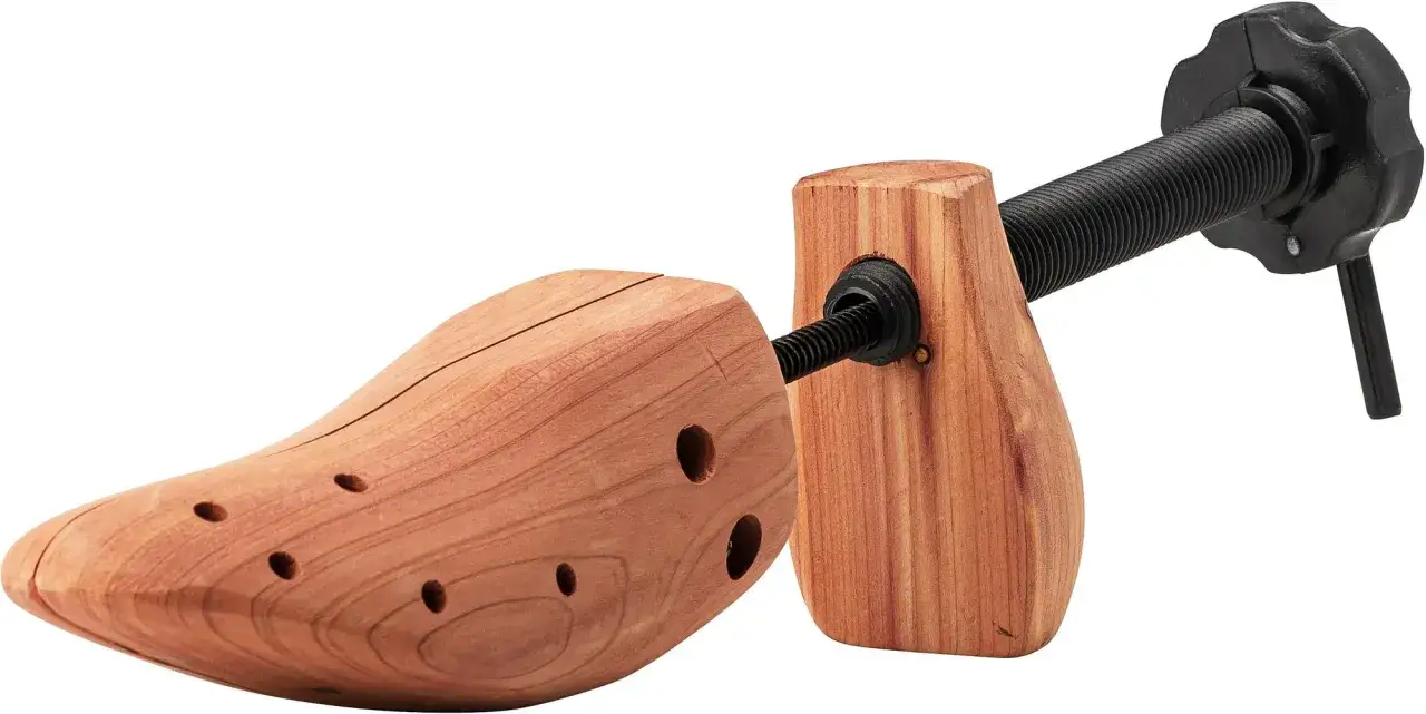 Holzschuhspanner zum Schuhe weiten lassen. Ein Paar aus Zedernholz mit Schraubmechanismus.
