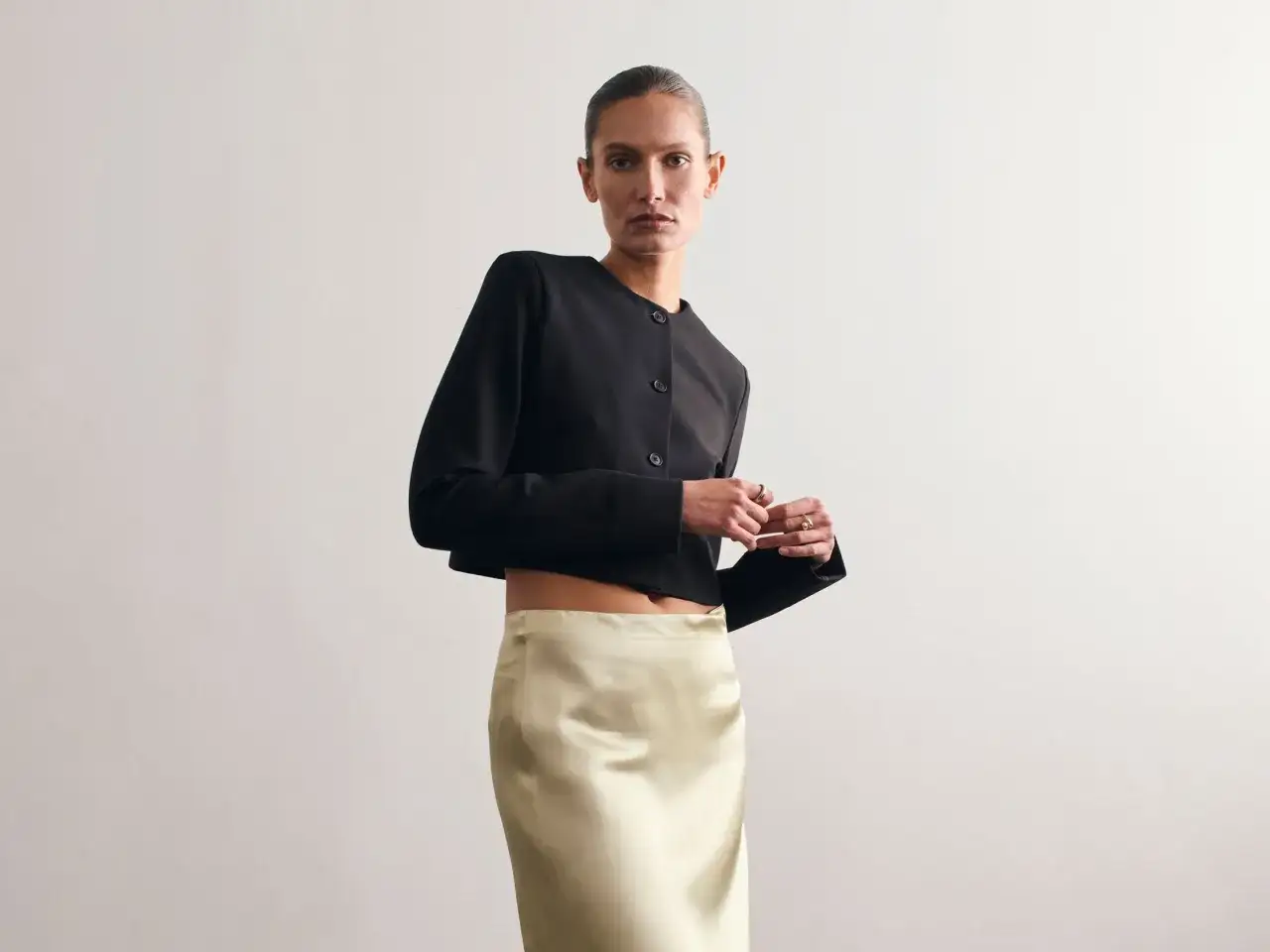 Elegant black cropped jacket over a satin midi skirt. So chic to bleistiftrock kombinieren.