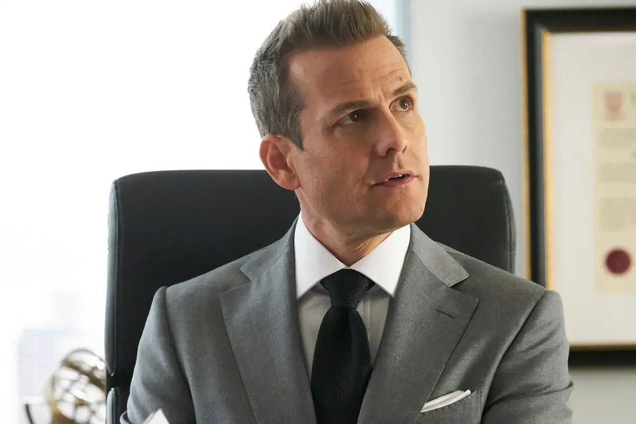 Harvey Specter im grauen Anzug, bereit für den nächsten Fall.