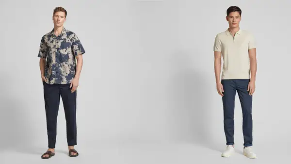 Zwei Männer präsentieren Outfits: links mit gemustertem Hemd und dunklen Hosen, rechts mit hellem Poloshirt und blauen Chinos.